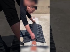 Installatie van Chinese traditionele plastic daktegels voor tuinmuur