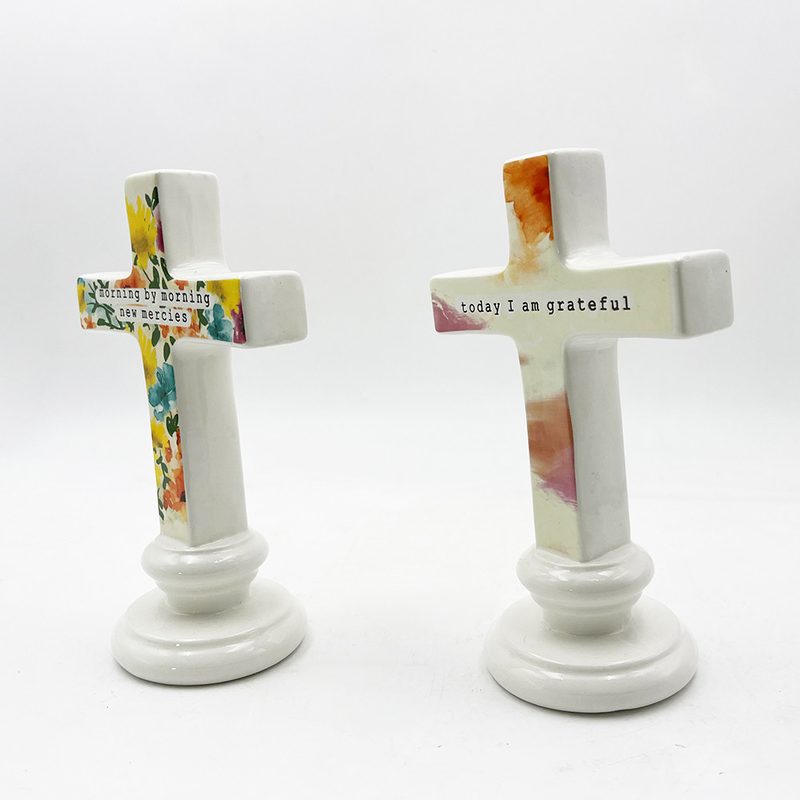 Vaste keramische materialen Handwerk Staand beeldhouwwerk Voor tafel Altar ornament Kruis met woorden