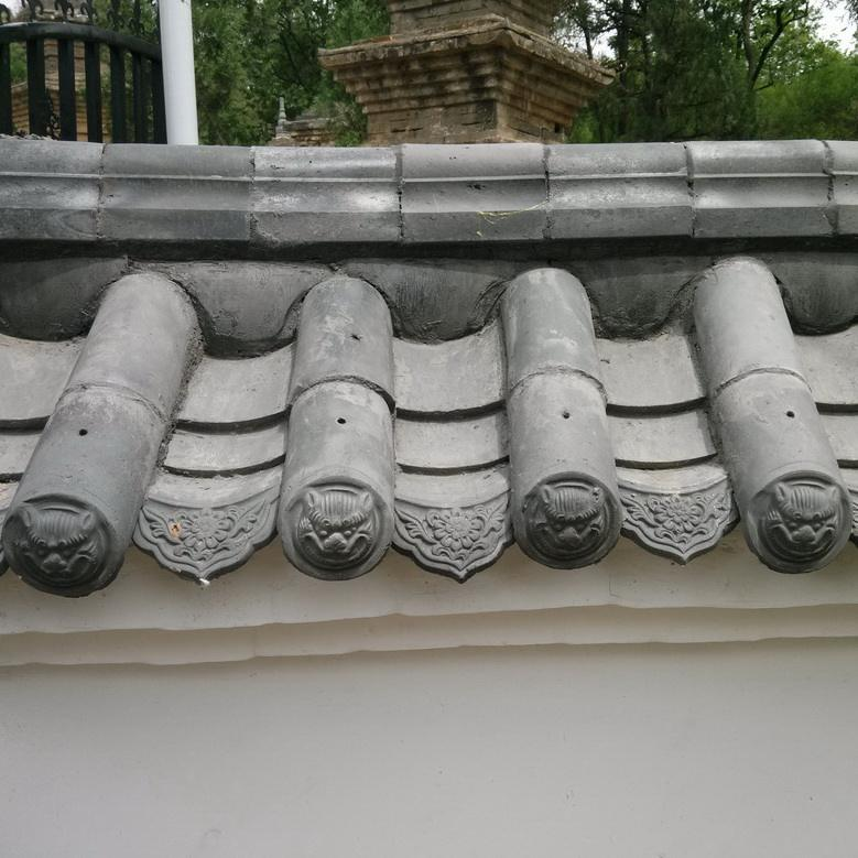 Traditionele Chinese klei daktegels voor golvende wolkenmuren Antieke grijze muur tegels voor gebogen binnenplaats omheining hekken