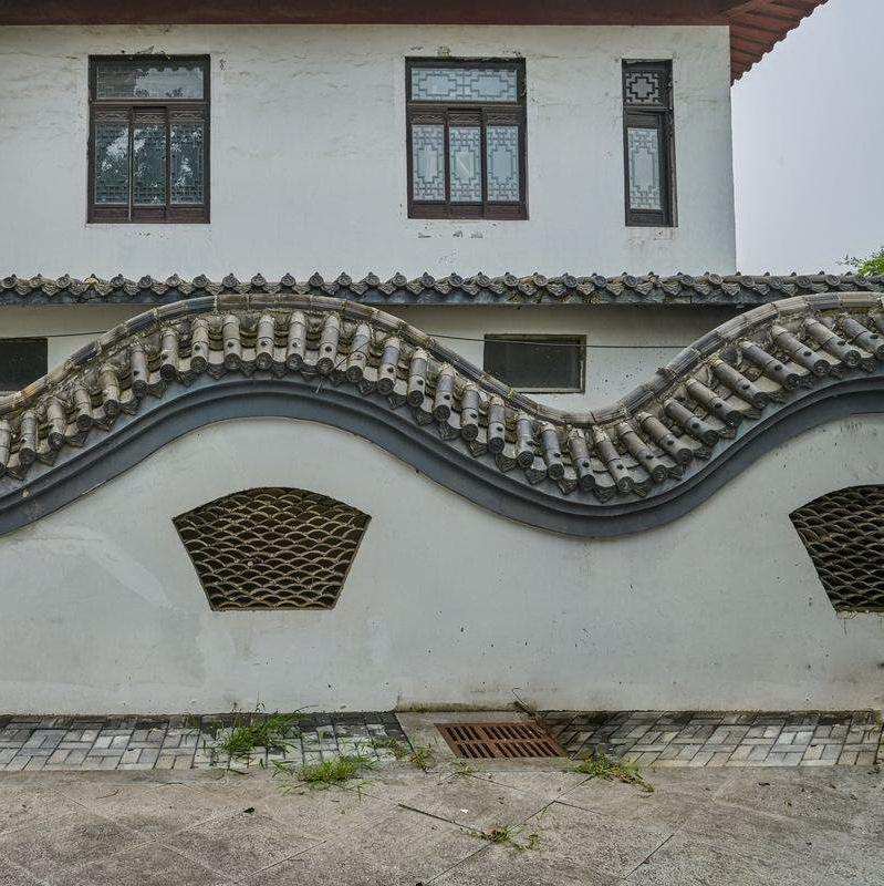 Traditionele Chinese klei daktegels voor golvende wolkenmuren Antieke grijze muur tegels voor gebogen binnenplaats omheining hekken